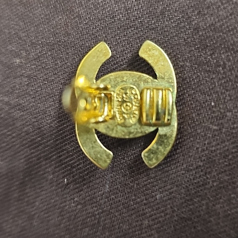CHANEL VINTAGE GOLD TONE CLIP ON EARRINGS BFPM-01-027 - Picture 4 of 4